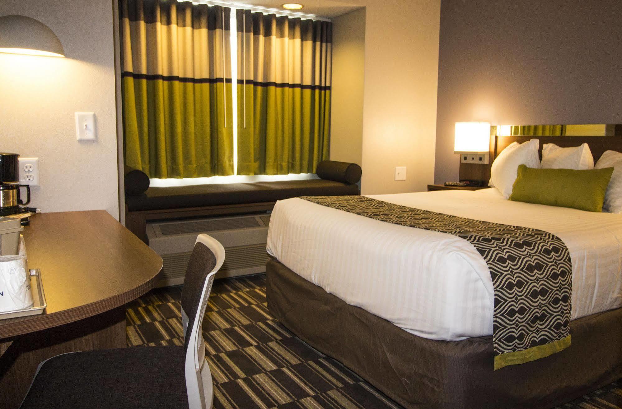 Microtel By Wyndham Victor Esterno foto